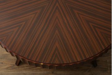 中古　アメリカ　Baker(ベーカー社)　洗練された佇まいが目を惹くセンターテーブル(ローテーブル、ラウンドテーブル、丸テーブル、リビングテーブル)(定価推定約70万円)(R-075628)