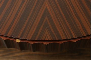 中古　アメリカ　Baker(ベーカー社)　洗練された佇まいが目を惹くセンターテーブル(ローテーブル、ラウンドテーブル、丸テーブル、リビングテーブル)(定価推定約70万円)(R-075628)