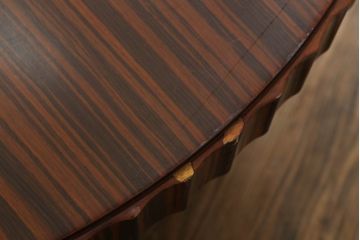 中古　アメリカ　Baker(ベーカー社)　洗練された佇まいが目を惹くセンターテーブル(ローテーブル、ラウンドテーブル、丸テーブル、リビングテーブル)(定価推定約70万円)(R-075628)