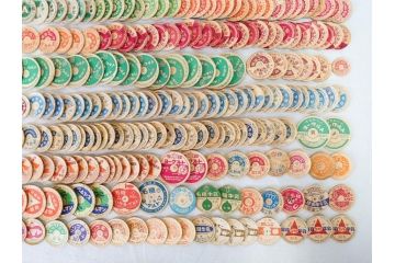 牛乳瓶　ヨーグルト瓶　キャップ　蓋　名糖　森永　明治　小岩井　雪印　88種818枚セット(月曜、水曜、木曜、土曜、日曜、牛乳びん代預り証、ホモ牛乳、ラクト、コーヒー、イチゴ、オレンジ、フルーツ、りんご、トマト、ピーチ、マミー、興真)(R-075642)