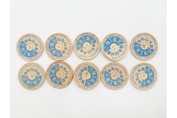 牛乳瓶　ヨーグルト瓶　キャップ　蓋　名糖　森永　明治　小岩井　雪印　88種818枚セット(月曜、水曜、木曜、土曜、日曜、牛乳びん代預り証、ホモ牛乳、ラクト、コーヒー、イチゴ、オレンジ、フルーツ、りんご、トマト、ピーチ、マミー、興真)(R-075642)