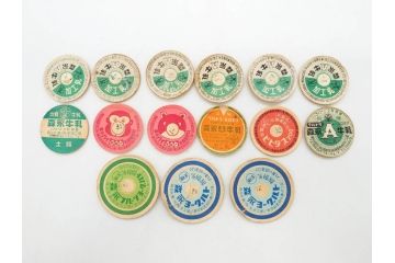 牛乳瓶　ヨーグルト瓶　キャップ　蓋　名糖　森永　明治　小岩井　雪印　88種818枚セット(月曜、水曜、木曜、土曜、日曜、牛乳びん代預り証、ホモ牛乳、ラクト、コーヒー、イチゴ、オレンジ、フルーツ、りんご、トマト、ピーチ、マミー、興真)(R-075642)