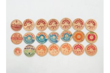 牛乳瓶　ヨーグルト瓶　キャップ　蓋　名糖　森永　明治　小岩井　雪印　88種818枚セット(月曜、水曜、木曜、土曜、日曜、牛乳びん代預り証、ホモ牛乳、ラクト、コーヒー、イチゴ、オレンジ、フルーツ、りんご、トマト、ピーチ、マミー、興真)(R-075642)