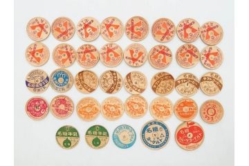 牛乳瓶　ヨーグルト瓶　キャップ　蓋　名糖　森永　明治　小岩井　雪印　88種818枚セット(月曜、水曜、木曜、土曜、日曜、牛乳びん代預り証、ホモ牛乳、ラクト、コーヒー、イチゴ、オレンジ、フルーツ、りんご、トマト、ピーチ、マミー、興真)(R-075642)