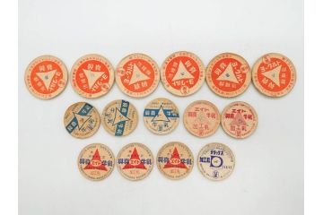 牛乳瓶　ヨーグルト瓶　キャップ　蓋　名糖　森永　明治　小岩井　雪印　88種818枚セット(月曜、水曜、木曜、土曜、日曜、牛乳びん代預り証、ホモ牛乳、ラクト、コーヒー、イチゴ、オレンジ、フルーツ、りんご、トマト、ピーチ、マミー、興真)(R-075642)