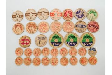 牛乳瓶　ヨーグルト瓶　キャップ　蓋　名糖　森永　明治　小岩井　雪印　88種818枚セット(月曜、水曜、木曜、土曜、日曜、牛乳びん代預り証、ホモ牛乳、ラクト、コーヒー、イチゴ、オレンジ、フルーツ、りんご、トマト、ピーチ、マミー、興真)(R-075642)