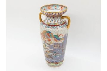 香蘭社謹製　染錦　金彩　雲麒麟龍鳳凰　耳付　迫力のある絵柄が存在感を放つ花瓶(花器、花入)(R-075643)