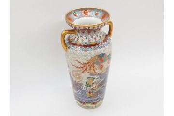 香蘭社謹製　染錦　金彩　雲麒麟龍鳳凰　耳付　迫力のある絵柄が存在感を放つ花瓶(花器、花入)(R-075643)
