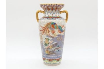 香蘭社謹製　染錦　金彩　雲麒麟龍鳳凰　耳付　迫力のある絵柄が存在感を放つ花瓶(花器、花入)(R-075643)