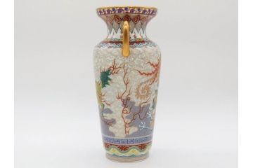 香蘭社謹製　染錦　金彩　雲麒麟龍鳳凰　耳付　迫力のある絵柄が存在感を放つ花瓶(花器、花入)(R-075643)