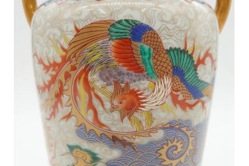 香蘭社謹製　染錦　金彩　雲麒麟龍鳳凰　耳付　迫力のある絵柄が存在感を放つ花瓶(花器、花入)(R-075643)