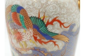 香蘭社謹製　染錦　金彩　雲麒麟龍鳳凰　耳付　迫力のある絵柄が存在感を放つ花瓶(花器、花入)(R-075643)