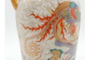 香蘭社謹製　染錦　金彩　雲麒麟龍鳳凰　耳付　迫力のある絵柄が存在感を放つ花瓶(花器、花入)(R-075643)