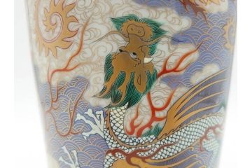 香蘭社謹製　染錦　金彩　雲麒麟龍鳳凰　耳付　迫力のある絵柄が存在感を放つ花瓶(花器、花入)(R-075643)