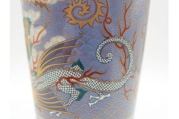 香蘭社謹製　染錦　金彩　雲麒麟龍鳳凰　耳付　迫力のある絵柄が存在感を放つ花瓶(花器、花入)(R-075643)