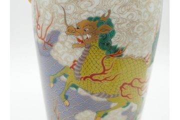 香蘭社謹製　染錦　金彩　雲麒麟龍鳳凰　耳付　迫力のある絵柄が存在感を放つ花瓶(花器、花入)(R-075643)