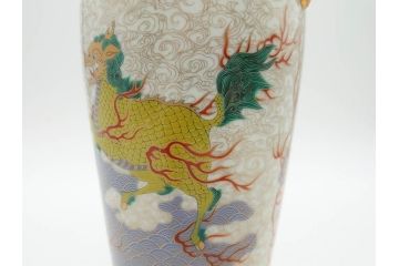 香蘭社謹製　染錦　金彩　雲麒麟龍鳳凰　耳付　迫力のある絵柄が存在感を放つ花瓶(花器、花入)(R-075643)