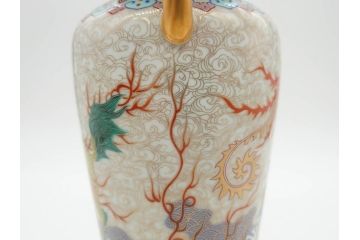 香蘭社謹製　染錦　金彩　雲麒麟龍鳳凰　耳付　迫力のある絵柄が存在感を放つ花瓶(花器、花入)(R-075643)