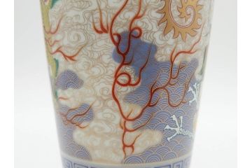 香蘭社謹製　染錦　金彩　雲麒麟龍鳳凰　耳付　迫力のある絵柄が存在感を放つ花瓶(花器、花入)(R-075643)
