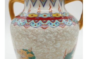 香蘭社謹製　染錦　金彩　雲麒麟龍鳳凰　耳付　迫力のある絵柄が存在感を放つ花瓶(花器、花入)(R-075643)