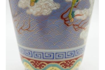 香蘭社謹製　染錦　金彩　雲麒麟龍鳳凰　耳付　迫力のある絵柄が存在感を放つ花瓶(花器、花入)(R-075643)