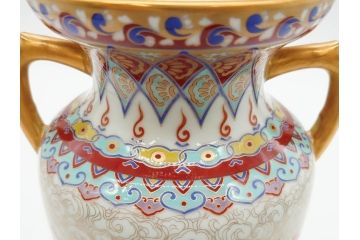 香蘭社謹製　染錦　金彩　雲麒麟龍鳳凰　耳付　迫力のある絵柄が存在感を放つ花瓶(花器、花入)(R-075643)