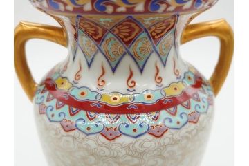香蘭社謹製　染錦　金彩　雲麒麟龍鳳凰　耳付　迫力のある絵柄が存在感を放つ花瓶(花器、花入)(R-075643)