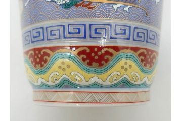 香蘭社謹製　染錦　金彩　雲麒麟龍鳳凰　耳付　迫力のある絵柄が存在感を放つ花瓶(花器、花入)(R-075643)
