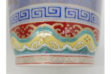 香蘭社謹製　染錦　金彩　雲麒麟龍鳳凰　耳付　迫力のある絵柄が存在感を放つ花瓶(花器、花入)(R-075643)