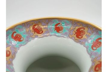 香蘭社謹製　染錦　金彩　雲麒麟龍鳳凰　耳付　迫力のある絵柄が存在感を放つ花瓶(花器、花入)(R-075643)