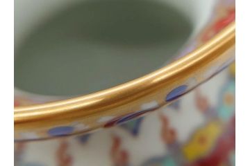 香蘭社謹製　染錦　金彩　雲麒麟龍鳳凰　耳付　迫力のある絵柄が存在感を放つ花瓶(花器、花入)(R-075643)