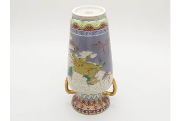 香蘭社謹製　染錦　金彩　雲麒麟龍鳳凰　耳付　迫力のある絵柄が存在感を放つ花瓶(花器、花入)(R-075643)