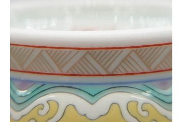 香蘭社謹製　染錦　金彩　雲麒麟龍鳳凰　耳付　迫力のある絵柄が存在感を放つ花瓶(花器、花入)(R-075643)