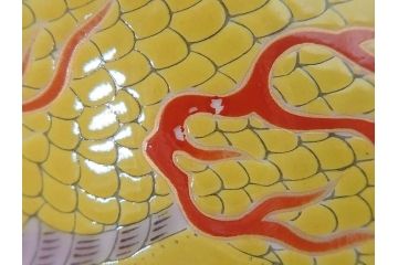 香蘭社謹製　染錦　金彩　雲麒麟龍鳳凰　耳付　迫力のある絵柄が存在感を放つ花瓶(花器、花入)(R-075643)