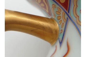 香蘭社謹製　染錦　金彩　雲麒麟龍鳳凰　耳付　迫力のある絵柄が存在感を放つ花瓶(花器、花入)(R-075643)