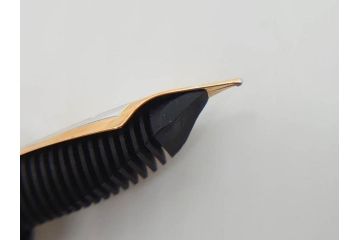 ドイツ　PELIKAN　ペリカン日本(株)社製　スーベレーン　M800　18C-750　F　万年筆(緑縞、グリーン系、ストライプ、INK、インク、筆記具、文具、吸入式、箱付き)(R-075650)