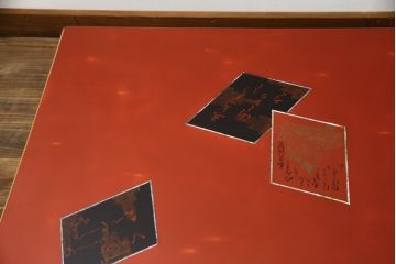 中古　美品　輪島塗り　漆塗り　百人一首の絵柄が趣を感じさせる座卓(ローテーブル、センターテーブル、リビングテーブル)(R-075660)
