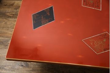 中古　美品　輪島塗り　漆塗り　百人一首の絵柄が趣を感じさせる座卓(ローテーブル、センターテーブル、リビングテーブル)(R-075660)