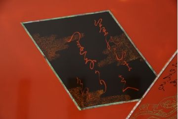 中古　美品　輪島塗り　漆塗り　百人一首の絵柄が趣を感じさせる座卓(ローテーブル、センターテーブル、リビングテーブル)(R-075660)