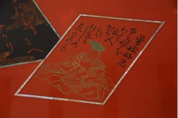 中古　美品　輪島塗り　漆塗り　百人一首の絵柄が趣を感じさせる座卓(ローテーブル、センターテーブル、リビングテーブル)(R-075660)