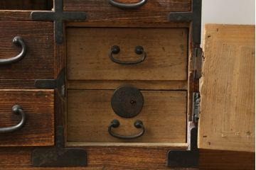 和製アンティーク　総桐(キリ)材　時代を感じる佇まいが印象的な関東帳場箪笥(時代箪笥、総桐箪笥、総桐たんす、和タンス、収納たんす、整理タンス、引き出し)(R-075661)
