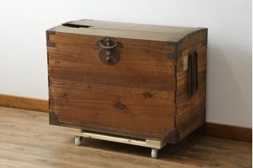 和製アンティーク　総桐(キリ)材　巾着金具と味わい深い風合いが魅力の小さな長持(収納箱、ディスプレイ、店舗什器)(R-075662)