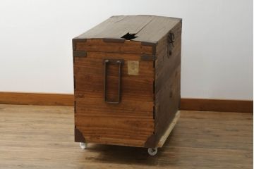 和製アンティーク　総桐(キリ)材　巾着金具と味わい深い風合いが魅力の小さな長持(収納箱、ディスプレイ、店舗什器)(R-075662)