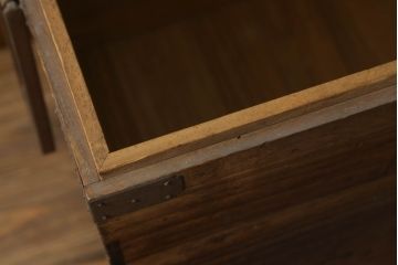 和製アンティーク　総桐(キリ)材　巾着金具と味わい深い風合いが魅力の小さな長持(収納箱、ディスプレイ、店舗什器)(R-075662)