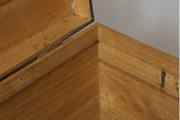 和製アンティーク　総桐(キリ)材　巾着金具と味わい深い風合いが魅力の小さな長持(収納箱、ディスプレイ、店舗什器)(R-075662)