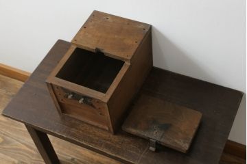 和製アンティーク　総栗材　錆びついた金具が味わい深い小振りな銭箱(銭函)(R-075663)