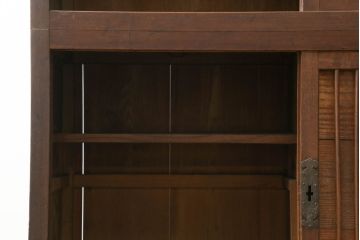 和製アンティーク　希少な幅サイズ!!　前面欅(ケヤキ)材と杉(スギ)材　上質な和の空間を演出する引き出し付き二段重ね収納箪笥(夜具箪笥、布団箪笥、水屋たんす、重ねタンス、キャビネット、食器棚、収納棚、戸棚)(R-075676)