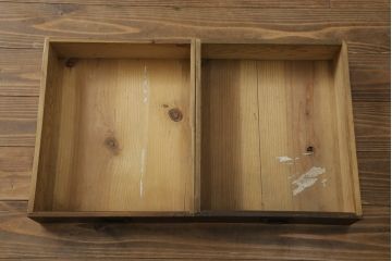 和製アンティーク　希少な幅サイズ!!　前面欅(ケヤキ)材と杉(スギ)材　上質な和の空間を演出する引き出し付き二段重ね収納箪笥(夜具箪笥、布団箪笥、水屋たんす、重ねタンス、キャビネット、食器棚、収納棚、戸棚)(R-075676)