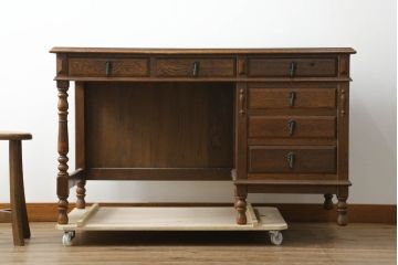 中古　三越家具　カントリーハウス　希少な絶版品!!　ブルージュ　挽き物加工や引手のデザインがおしゃれ!クラシカルな雰囲気を高めるデスク(片袖机、ワークデスク、在宅用、在宅ワーク用)(R-075681)
