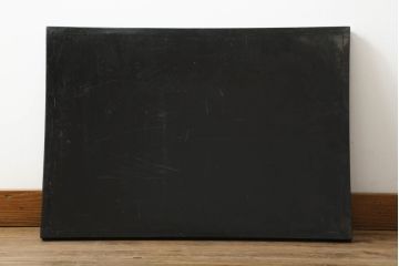 和製アンティーク　欅(ケヤキ)材一枚板　シンプルなデザインゆえに際立つ杢目の美しいお盆(トレー、角盆)(R-075686)